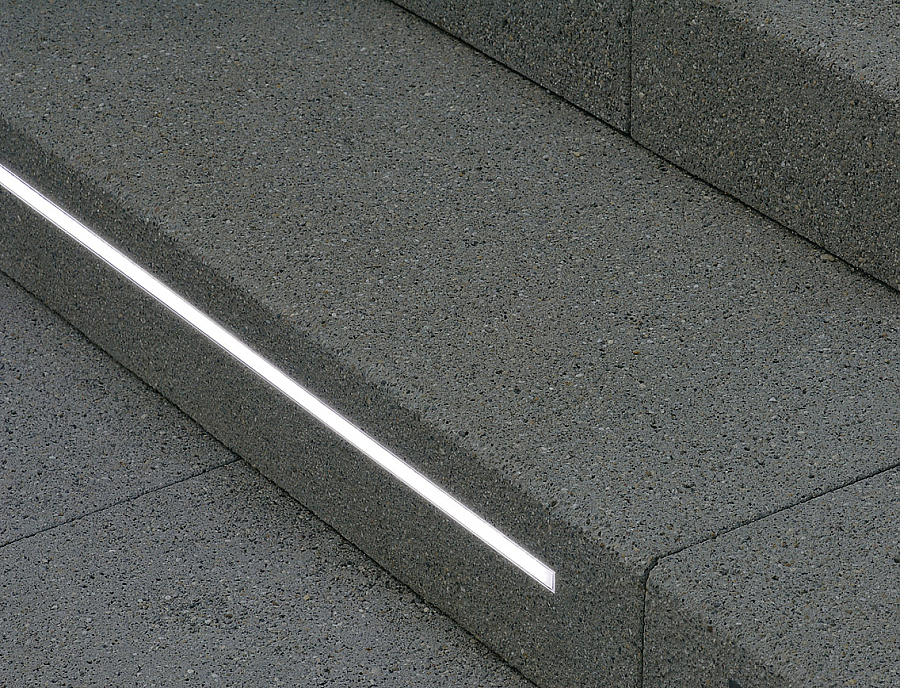 FOCUS Stufen mit ARCADO Oberfläche und LED-Beleuchtung in der Farbe Opalgrau
