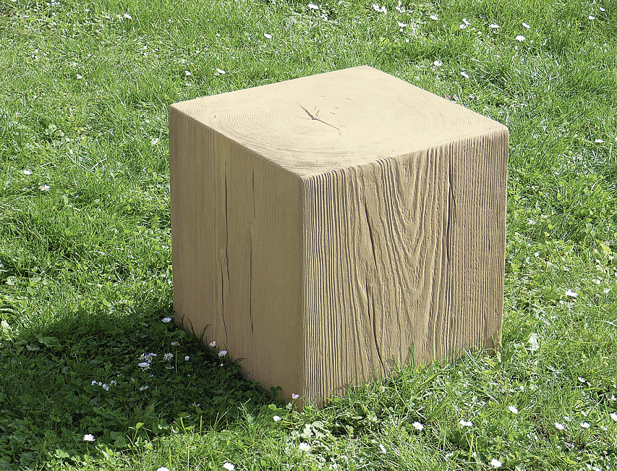 MAHORA Sitzquader Holzstrukturstein in der Farbe Esche als Gestaltungselement oder Sitzmöglichkeit