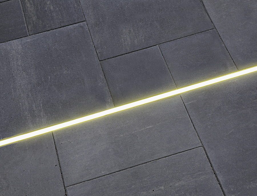 FOCUS LED-LONG-LIGHT kombiniert mit MIAMI Terrassenplatten in der Farbe Nordisch-Grau-Dunkel