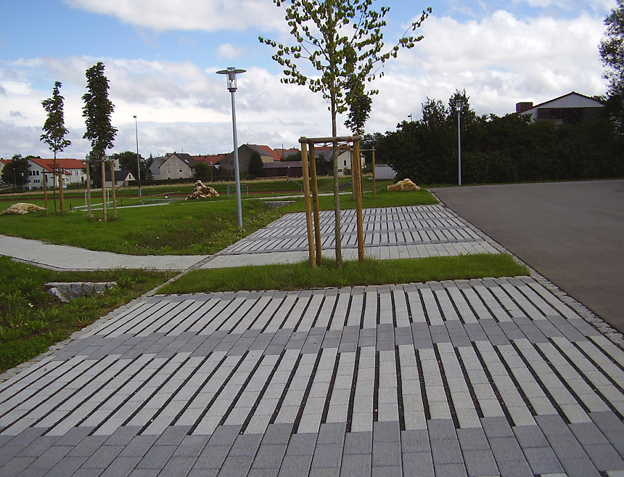 Parkplatz mit ökologischem Pflasterstein ARCADO VS 5 Längsrasenfugenstein in den Farben Opalgrau und Schiefergrau