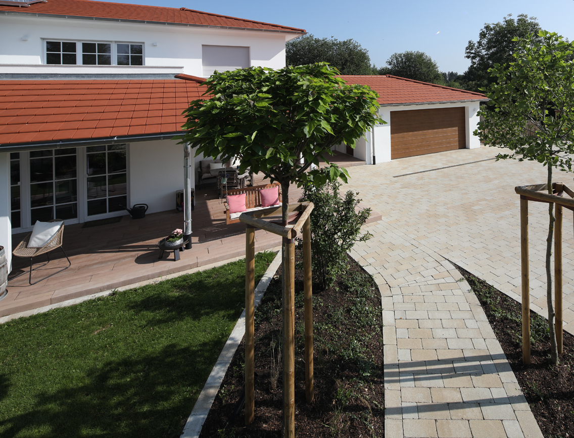 Hofeinfahrt und Terrasse vor einem Haus