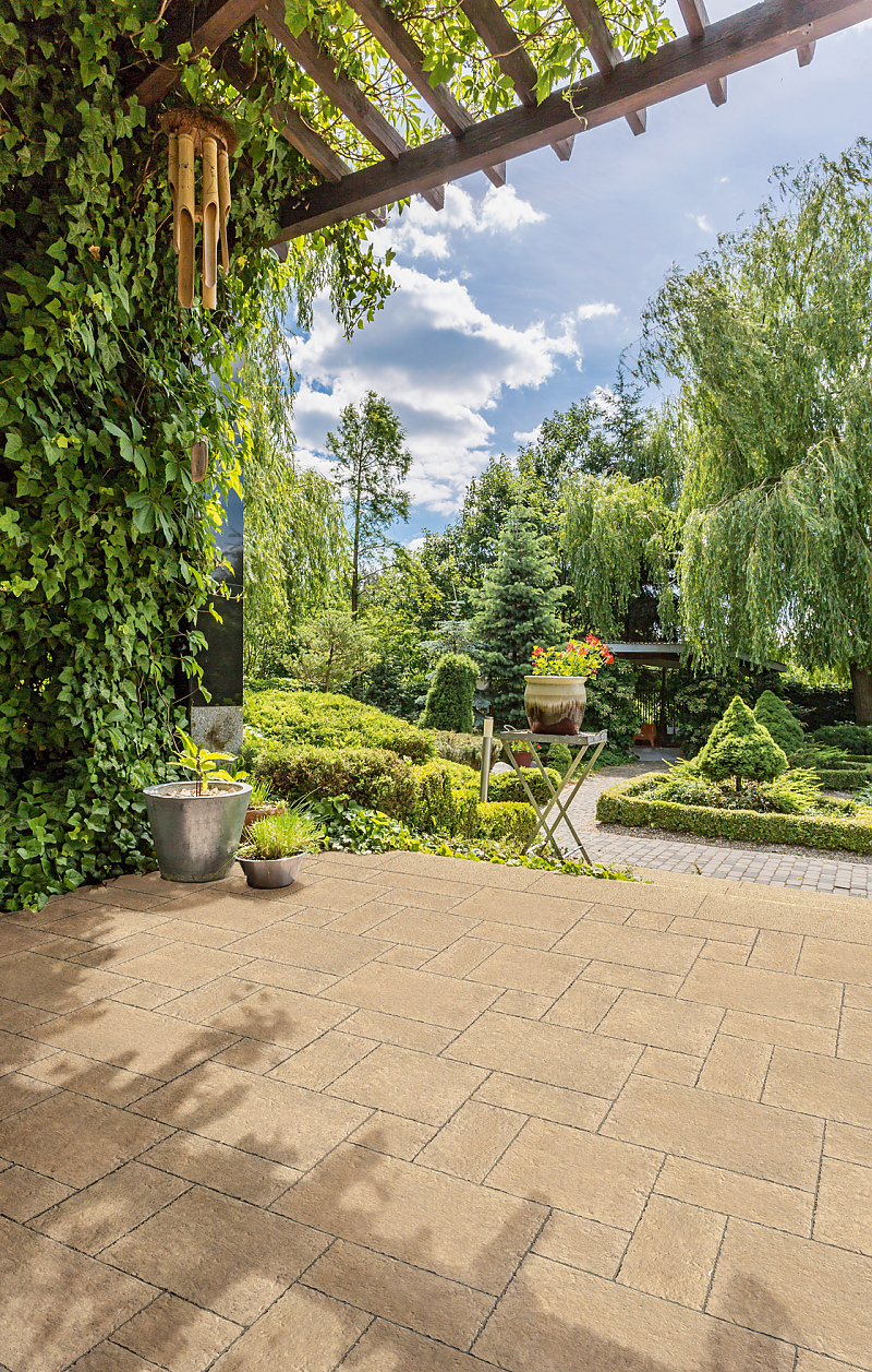 Terrasse im mediterranen Stil mit SANTURO Terrassenplatten