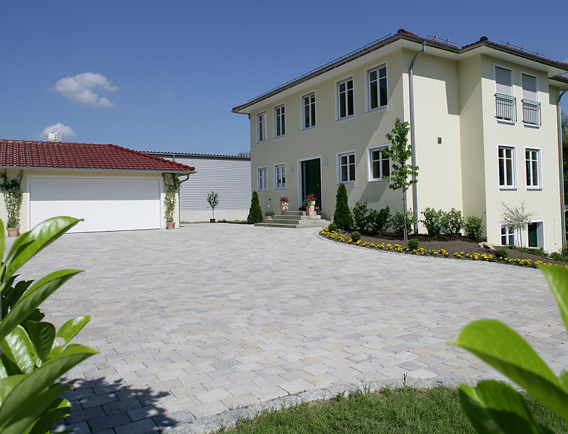 Hofeinfahrt im mediterranen Stil mit TEGULA Pflastersteinen