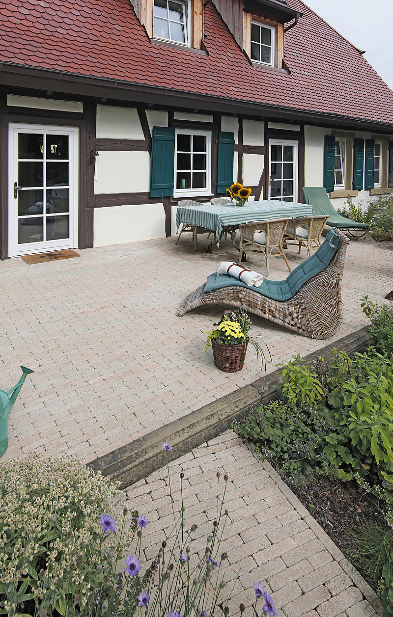 Terrasse im Landhausstil mit MAURINO Riemchensteinen