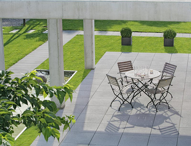 Moderne Terrasse mit ARCADO Terrassenplatten