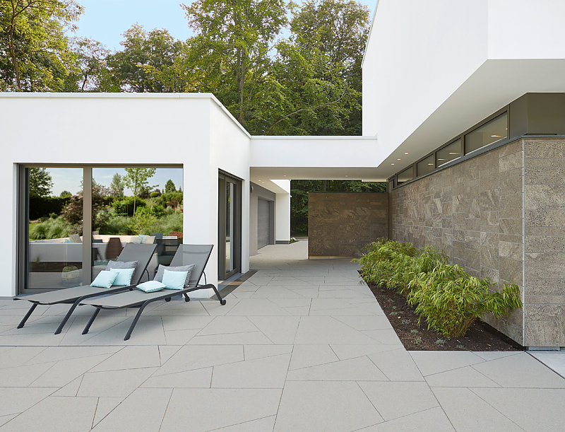 Moderne Terrasse mit PODIUM ARCHITEKTUR Terrassenplatte