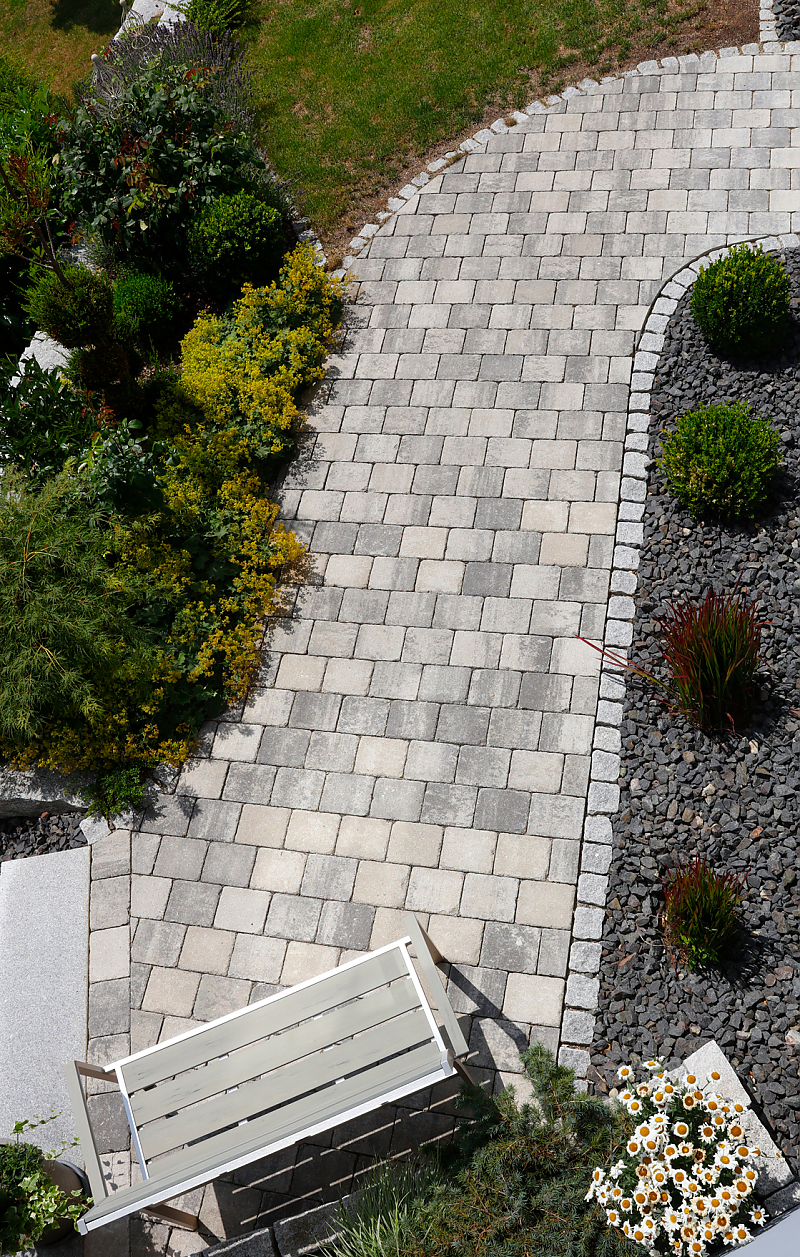 Moderner Gartenweg mit TEGULA Pflastersteinen