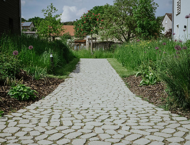 Gartenweg mit ARENA NOVA Pflastersteinen