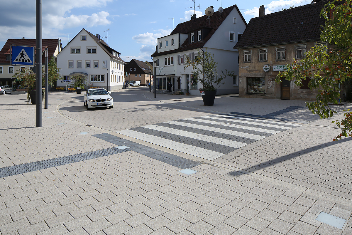 Bild von Fußgängerüberweg mit Bodenindikatoren