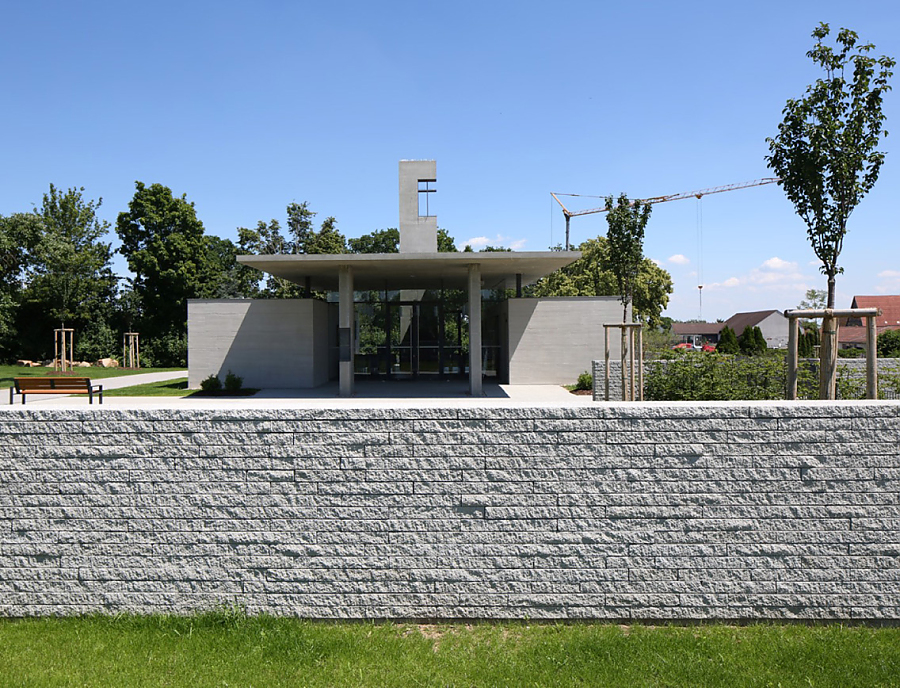 Anwendung von CULT Long-Line Mauer am Friedhof Obermichelbach