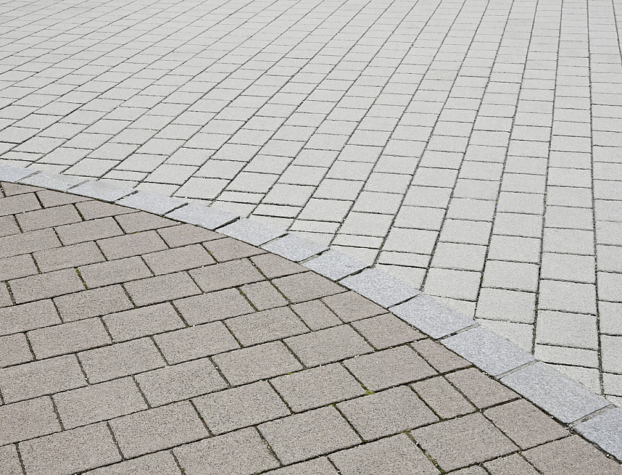 Wegegestaltung mit TESCADO Pflastersteinen in den Farben Perlgrau und Travertin