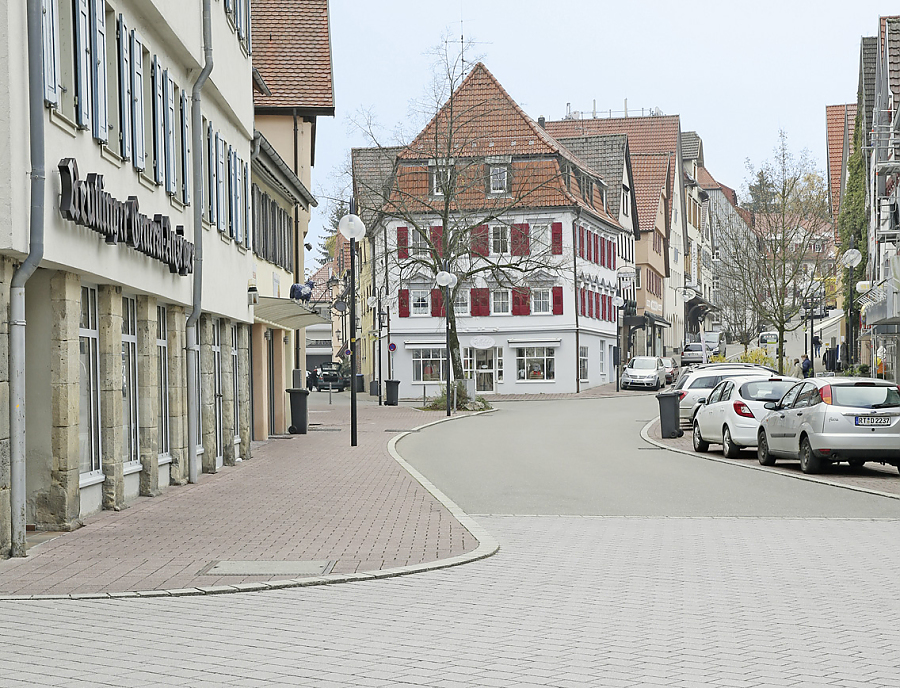 Wege- und Platzgestaltung mit TESCADO Pflastersteinen in den Farben Travertin und Perlgrau