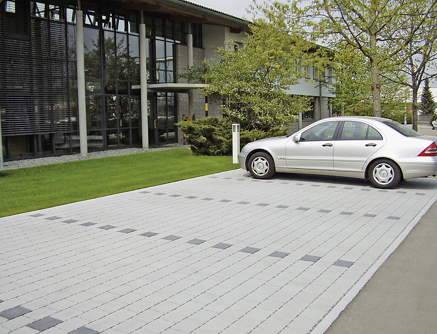 Parkplatzgestaltung mit Pflasterstein TWIST Drainfugenstein in den Farben Naturgrau und Anthrazi