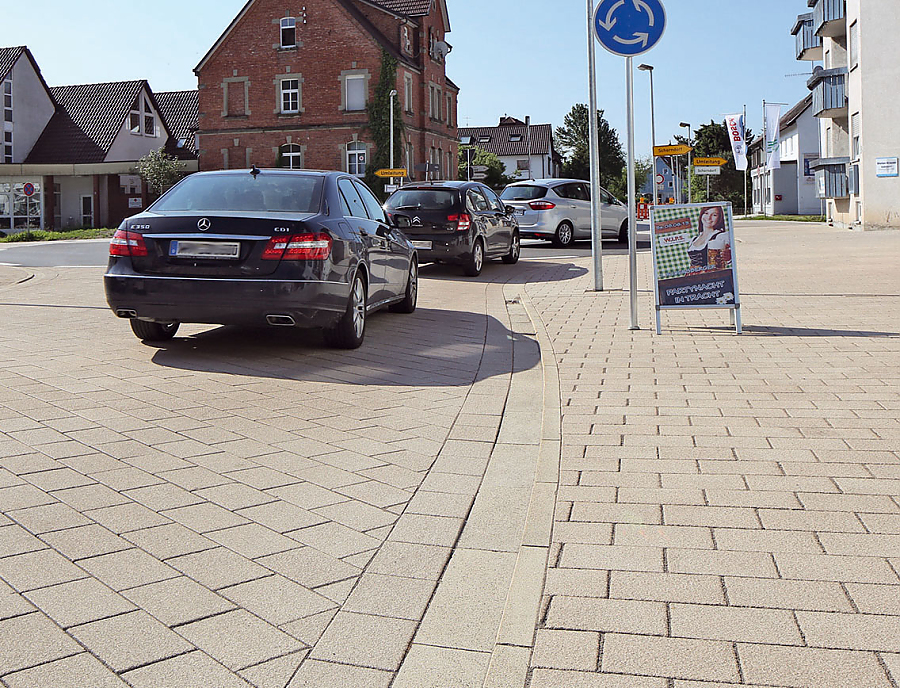 PARK AVENUE Randstein- und Entwässerungs-System mit ARCADO Oberfläche in der Farbe Beige