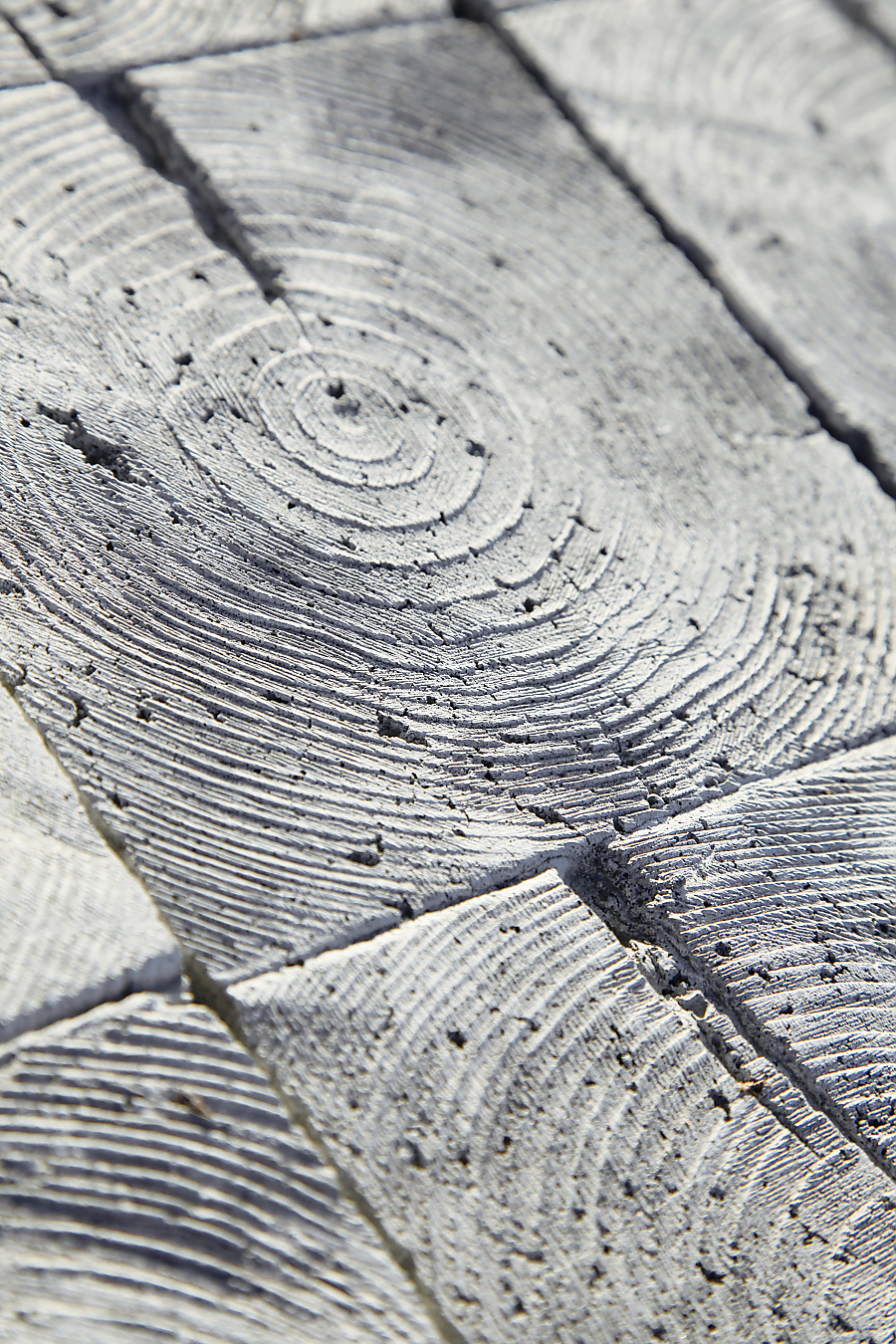 Detailaufnahme MAHORA UNO Holzstruktursteine in der Farbe Mooreiche