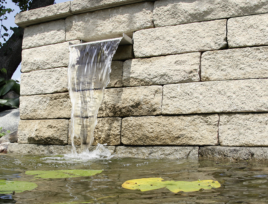 Gartenmauer SANTURO Landhausmauer Farbe Schilfsand mit SANTURO Wasserfall Element