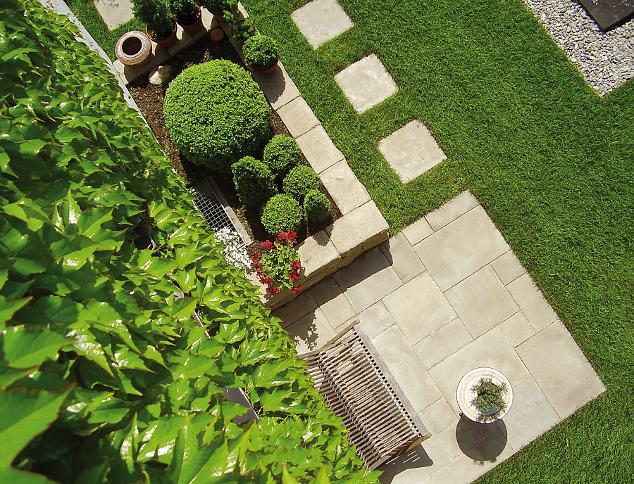 SAMBA Terrassenplatten in der Farbe Olivebeige in einem Garten