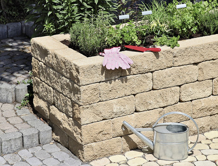 Gartenmauer SANTURO Hochbeetmauer in der Farbe Jurabraun mit Pflanzenbewuchs