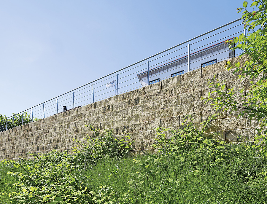 SANTURO XXL-Mauer in der Farbe Kalkstein-Schattiert als Böschungsmauer auf einem Grundstück