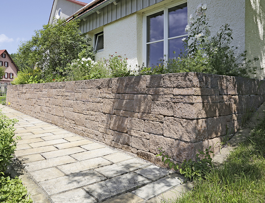 Gartenmauer SANTURO Landhausmauer in der Farbe Buntsandstein-Rot als Böschungsmauer vor einem Haus