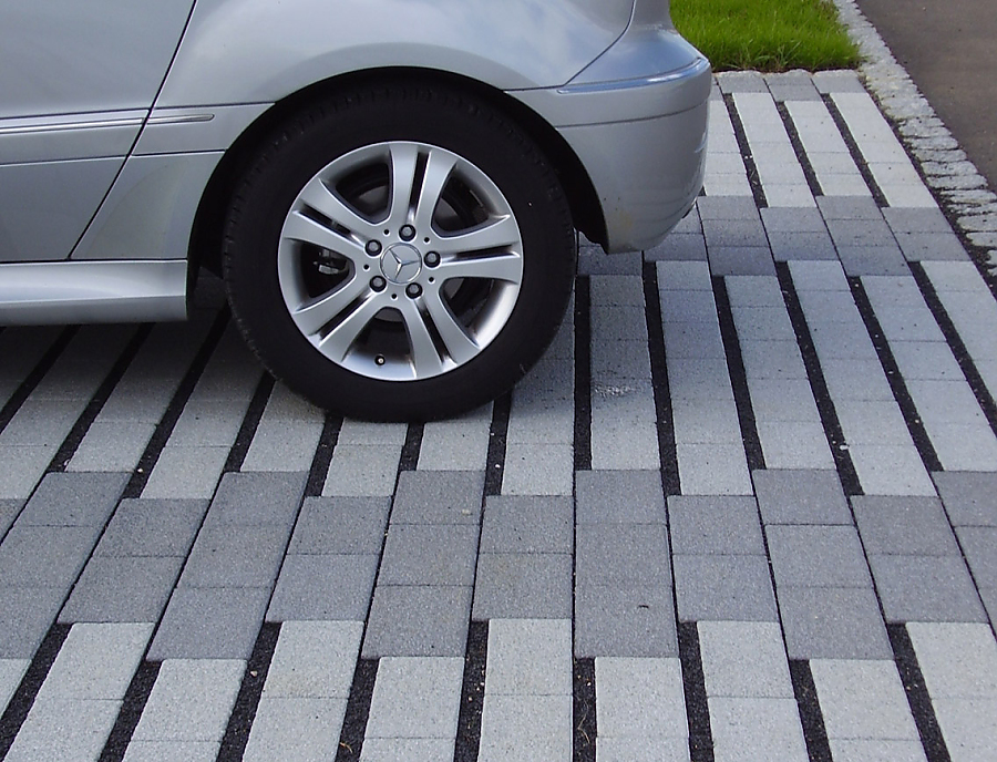 Parkplatz mit ökologischem Pflasterstein ARCADO VS 5 Längsrasenfugenstein in den Farben Opalgrau und Schiefergrau