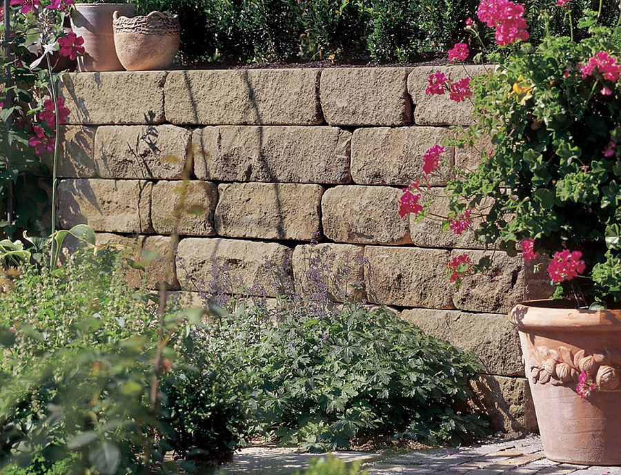 Gartenmauer SANTURO Weinbergmauer in der Farbe Jurabraun als Gestaltungselement im Garten