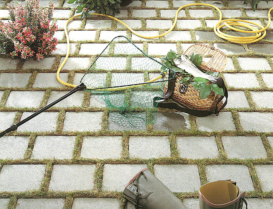 verlegte Fläche Pflasterstein TWIST Rasenfugenstein in der Farbe Naturgrau