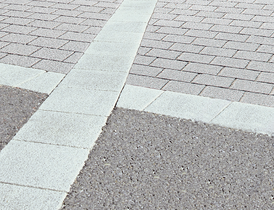 LAMBADA VS4 Schubsicherungsstein auf einer vielbefahrenen Straße mit Schwerlastverkehr