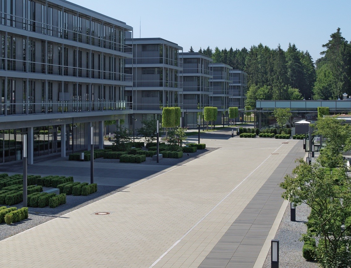 Bild mit Pflasterfläche